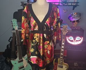 Women's V-Neck Satin Paisley Tunic Blouse - Pink/Black